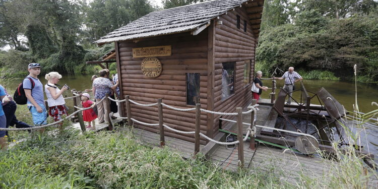 10.09.2017 Tokarnia. Park Etnograficzny.  Święto Chleba. Młyn wodny "Bźdźiel" został przekazany dla klubu wodnego Kon-Tiki i zacumuje na zalewie w Pińczowie. / Jarosław Kubalski / Radio Kielce