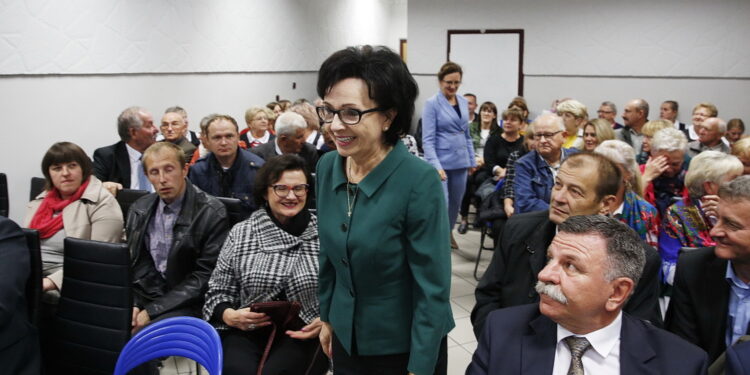 03.10.2019. Ćmielów. Marszałek Sejmu RP Elżbieta Witek i wojewoda Agata Wojtyszek spotkały się z mieszkańcami. Na zdjęciu: Elżbieta Witek i poseł Andrzej Kryj / Jarosław Kubalski / Radio Kielce