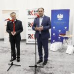 31.05.2020 Radio Kielce. Gala konkursu literackiego pod hasłem "Tak widzę świat, tak go czuję rzeczywistość w obliczu zagrożenia". Przy mikrofonach wojewoda Zbigniew Koniusz i prezes Polskiego Radia Kielce Janusz Knap / Jarosław Kubalski / Radio Kielce