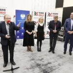 31.05.2020 Radio Kielce. Gala konkursu literackiego pod hasłem "Tak widzę świat, tak go czuję rzeczywistość w obliczu zagrożenia". Od lewej: prezes świętokrzyskiego oddziału Polskiego Związków Literatów Stanisław Nyczaj, Dorota Klusek - Radio Kielce, prof. Małgorzata Krzysztofik z Instytutu Literaturoznawstwa i Językoznawstwa Uniwersytetu Jana Kochanowskiego w Kielcach, wojewoda Zbigniew Koniusz i prezes Polskiego Radia Kielce Janusz Knap / Jarosław Kubalski / Radio Kielce