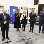 31.05.2020 Radio Kielce. Gala konkursu literackiego pod hasłem "Tak widzę świat, tak go czuję rzeczywistość w obliczu zagrożenia". Od lewej: prezes świętokrzyskiego oddziału Polskiego Związków Literatów Stanisław Nyczaj, Dorota Klusek - Radio Kielce, prof. Małgorzata Krzysztofik z Instytutu Literaturoznawstwa i Językoznawstwa Uniwersytetu Jana Kochanowskiego w Kielcach, wojewoda Zbigniew Koniusz i prezes Polskiego Radia Kielce Janusz Knap / Jarosław Kubalski / Radio Kielce