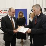 31.05.2020 Radio Kielce. Gala konkursu literackiego pod hasłem "Tak widzę świat, tak go czuję rzeczywistość w obliczu zagrożenia". Zwycięzca konkursu Grzegorz Rak i wojewoda Zbigniew Koniusz / Jarosław Kubalski / Radio Kielce