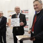 31.05.2020 Radio Kielce. Gala konkursu literackiego pod hasłem "Tak widzę świat, tak go czuję rzeczywistość w obliczu zagrożenia". Prezes świętokrzyskiego oddziału Polskiego Związków Literatów Stanisław Nyczaj, zwycięzca konkursu Grzegorz Rak i wojewoda Zbigniew Koniusz / Jarosław Kubalski / Radio Kielce