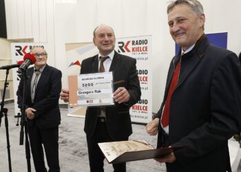 31.05.2020 Radio Kielce. Gala konkursu literackiego pod hasłem "Tak widzę świat, tak go czuję rzeczywistość w obliczu zagrożenia". Prezes świętokrzyskiego oddziału Polskiego Związków Literatów Stanisław Nyczaj, zwycięzca konkursu Grzegorz Rak i wojewoda Zbigniew Koniusz / Jarosław Kubalski / Radio Kielce