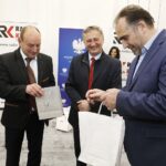 31.05.2020 Radio Kielce. Gala konkursu literackiego pod hasłem "Tak widzę świat, tak go czuję rzeczywistość w obliczu zagrożenia". Zwycięzca konkursu Grzegorz Rak, wojewoda Zbigniew Koniusz i prezes Polskiego Radia Kielce Janusz Knap / Jarosław Kubalski / Radio Kielce