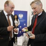 31.05.2020 Radio Kielce. Gala konkursu literackiego pod hasłem "Tak widzę świat, tak go czuję rzeczywistość w obliczu zagrożenia". Zwycięzca konkursu Grzegorz Rak i wojewoda Zbigniew Koniusz / Jarosław Kubalski / Radio Kielce