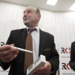 31.05.2020 Radio Kielce. Gala konkursu literackiego pod hasłem "Tak widzę świat, tak go czuję rzeczywistość w obliczu zagrożenia". Zwycięzca konkursu Grzegorz Rak i wojewoda Zbigniew Koniusz / Jarosław Kubalski / Radio Kielce