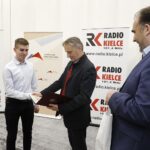 31.05.2020 Radio Kielce. Gala konkursu literackiego pod hasłem "Tak widzę świat, tak go czuję rzeczywistość w obliczu zagrożenia" Wojewoda Zbigniew Koniusz i prezes Polskiego Radia Kielce Janusz Knap wręczają wyróżnienie dla Michała Janusza / Jarosław Kubalski / Radio Kielce