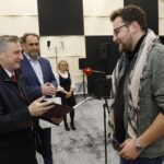 31.05.2020 Radio Kielce. Gala konkursu literackiego pod hasłem "Tak widzę świat, tak go czuję rzeczywistość w obliczu zagrożenia" Wojewoda Zbigniew Koniusz i prezes Polskiego Radia Kielce Janusz Knap wręczają wyróżnienie dla Błażeja Strzelczyka / Jarosław Kubalski / Radio Kielce