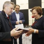 31.05.2020 Radio Kielce. Gala konkursu literackiego pod hasłem "Tak widzę świat, tak go czuję rzeczywistość w obliczu zagrożenia" Wojewoda Zbigniew Koniusz i prezes Polskiego Radia Kielce Janusz Knap wręczają wyróżnienie dla Ireny Paździerz / Jarosław Kubalski / Radio Kielce