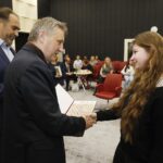 31.05.2020 Radio Kielce. Gala konkursu literackiego pod hasłem "Tak widzę świat, tak go czuję rzeczywistość w obliczu zagrożenia" Wojewoda Zbigniew Koniusz i prezes Polskiego Radia Kielce Janusz Knap wręczają wyróżnienie dla Joanny Pyrpeć / Jarosław Kubalski / Radio Kielce