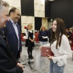 31.05.2020 Radio Kielce. Gala konkursu literackiego pod hasłem "Tak widzę świat, tak go czuję rzeczywistość w obliczu zagrożenia" Wojewoda Zbigniew Koniusz i prezes Polskiego Radia Kielce Janusz Knap wręczają wyróżnienie dla Natalii Maj / Jarosław Kubalski / Radio Kielce