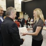 31.05.2020 Radio Kielce. Gala konkursu literackiego pod hasłem "Tak widzę świat, tak go czuję rzeczywistość w obliczu zagrożenia" Wojewoda Zbigniew Koniusz i prezes Polskiego Radia Kielce Janusz Knap wręczają wyróżnienie dla Natalii Szyszkowskiej / Jarosław Kubalski / Radio Kielce