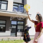 01.06.2020 Kielce. Wolontariusze Fundacji Dr Clown odwiedzili małych pacjentów przebywających w Świętokrzyskim Centrum Pediatrii / Jarosław Kubalski / Radio Kielce