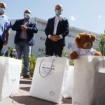 01.06.2020 Kielce. Świętokrzyskie Centrum Pediatrii. Zabawki od posła Piotra Wawrzyka dla małych pacjentów. Od lewej lekarz pediatra Zdzisław Domagała, dyrektor Wojewódzkiego Szpitala Zespolonego w Kielcach Bartosz Stemplewski i poseł Piotr Wawrzyk / Jarosław Kubalski / Radio Kielce