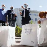 01.06.2020 Kielce. Świętokrzyskie Centrum Pediatrii. Zabawki od posła Piotra Wawrzyka dla małych pacjentów. Od lewej lekarz pediatra Zdzisław Domagała, dyrektor Wojewódzkiego Szpitala Zespolonego w Kielcach Bartosz Stemplewski i poseł Piotr Wawrzyk / Jarosław Kubalski / Radio Kielce