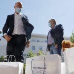 01.06.2020 Kielce. Świętokrzyskie Centrum Pediatrii. Zabawki od posła Piotra Wawrzyka dla małych pacjentów. Od lewej lekarz pediatra Zdzisław Domagała, poseł Piotr Wawrzyk i dyrektor Wojewódzkiego Szpitala Zespolonego w Kielcach Bartosz Stemplewski / Jarosław Kubalski / Radio Kielce