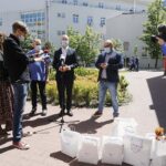 01.06.2020 Kielce. Świętokrzyskie Centrum Pediatrii. Zabawki od posła Piotra Wawrzyka dla małych pacjentów. Od lewej lekarz pediatra Zdzisław Domagała, poseł Piotr Wawrzyk i dyrektor Wojewódzkiego Szpitala Zespolonego w Kielcach Bartosz Stemplewski / Jarosław Kubalski / Radio Kielce