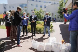 01.06.2020 Kielce. Świętokrzyskie Centrum Pediatrii. Zabawki od posła Piotra Wawrzyka dla małych pacjentów. Od lewej lekarz pediatra Zdzisław Domagała, poseł Piotr Wawrzyk i dyrektor Wojewódzkiego Szpitala Zespolonego w Kielcach Bartosz Stemplewski / Jarosław Kubalski / Radio Kielce