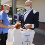 01.06.2020 Kielce. Świętokrzyskie Centrum Pediatrii. Zabawki od posła Piotra Wawrzyka dla małych pacjentów. Od lewej lekarz pediatra Zdzisław Domagała, dyrektor Wojewódzkiego Szpitala Zespolonego w Kielcach Bartosz Stemplewski i poseł Piotr Wawrzyk / Jarosław Kubalski / Radio Kielce