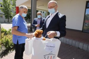 01.06.2020 Kielce. Świętokrzyskie Centrum Pediatrii. Zabawki od posła Piotra Wawrzyka dla małych pacjentów. Od lewej lekarz pediatra Zdzisław Domagała, dyrektor Wojewódzkiego Szpitala Zespolonego w Kielcach Bartosz Stemplewski i poseł Piotr Wawrzyk / Jarosław Kubalski / Radio Kielce