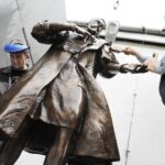 03.06.2020 Kielce. Rzeźba Jana Kochanowskiego autorstwa Arkadiusza Latosa. Prace wykończeniowe / Jarosław Kubalski / Radio Kielce