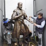 03.06.2020 Kielce. Rzeźba Jana Kochanowskiego autorstwa Arkadiusza Latosa. Prace wykończeniowe / Jarosław Kubalski / Radio Kielce