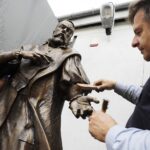 03.06.2020 Kielce. Rzeźba Jana Kochanowskiego autorstwa Arkadiusza Latosa. Prace wykończeniowe / Jarosław Kubalski / Radio Kielce