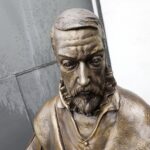 03.06.2020 Kielce. Rzeźba Jana Kochanowskiego autorstwa Arkadiusza Latosa. Prace wykończeniowe / Jarosław Kubalski / Radio Kielce