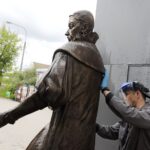 03.06.2020 Kielce. Rzeźba Jana Kochanowskiego autorstwa Arkadiusza Latosa. Prace wykończeniowe / Jarosław Kubalski / Radio Kielce