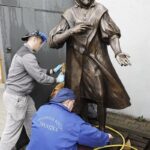 03.06.2020 Kielce. Rzeźba Jana Kochanowskiego autorstwa Arkadiusza Latosa. Prace wykończeniowe / Jarosław Kubalski / Radio Kielce