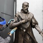 03.06.2020 Kielce. Rzeźba Jana Kochanowskiego autorstwa Arkadiusza Latosa. Prace wykończeniowe / Jarosław Kubalski / Radio Kielce