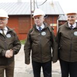 08.06.2020 Umianowice. Stacyjka kolejki wąskotorowej. Budowa Ośrodka Edukacji Przyrodniczej na Ponidziu. Od lewej: dyrektor Zespołu Świętokrzyskich i Nadnidziańskich Parków Krajobrazowych Tomasz Hałatkiewicz, marszałek Andrzej Bętkowski i członek zarządu województwa Marek Jońca / Jarosław Kubalski / Radio Kielce
