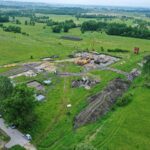 08.06.2020 Umianowice. Stacyjka kolejki wąskotorowej. Budowa Ośrodka Edukacji Przyrodniczej na Ponidziu / Jarosław Kubalski / Radio Kielce