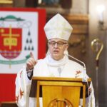 11.06.2020 Kielce. Boże Ciało. Msza i procesja wokół kościoła św. Wojciecha. Biskup Jan Piotrowski / Jarosław Kubalski / Radio Kielce