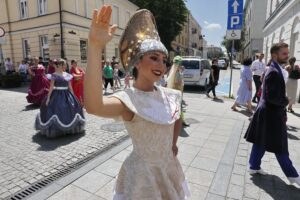 13.06.2020 Kielce. Kopciuszek - korowód Kieleckiego Teatru Tańca / Jarosław Kubalski / Radio Kielce