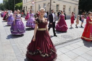 13.06.2020 Kielce. Kopciuszek - korowód Kieleckiego Teatru Tańca / Jarosław Kubalski / Radio Kielce