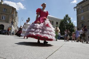 13.06.2020 Kielce. Kopciuszek - korowód Kieleckiego Teatru Tańca / Jarosław Kubalski / Radio Kielce