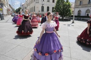 13.06.2020 Kielce. Kopciuszek - korowód Kieleckiego Teatru Tańca / Jarosław Kubalski / Radio Kielce