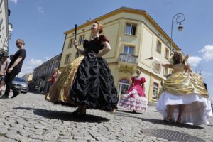 13.06.2020 Kielce. Kopciuszek - korowód Kieleckiego Teatru Tańca / Jarosław Kubalski / Radio Kielce