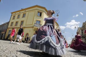 13.06.2020 Kielce. Kopciuszek - korowód Kieleckiego Teatru Tańca / Jarosław Kubalski / Radio Kielce