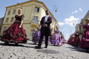 13.06.2020 Kielce. Kopciuszek - korowód Kieleckiego Teatru Tańca / Jarosław Kubalski / Radio Kielce