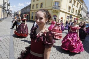 13.06.2020 Kielce. Kopciuszek - korowód Kieleckiego Teatru Tańca / Jarosław Kubalski / Radio Kielce