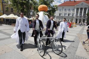 13.06.2020 Kielce. Kopciuszek - korowód Kieleckiego Teatru Tańca / Jarosław Kubalski / Radio Kielce