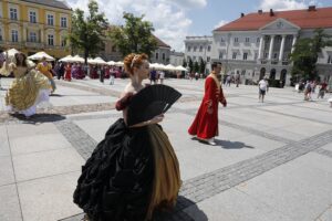 13.06.2020 Kielce. Kopciuszek - korowód Kieleckiego Teatru Tańca / Jarosław Kubalski / Radio Kielce