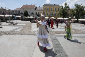 13.06.2020 Kielce. Kopciuszek - korowód Kieleckiego Teatru Tańca / Jarosław Kubalski / Radio Kielce