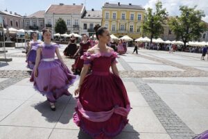 13.06.2020 Kielce. Kopciuszek - korowód Kieleckiego Teatru Tańca / Jarosław Kubalski / Radio Kielce