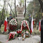 15.06.2020 Kielce. Złożenie wieńców pod pomnikiem 2 Pułku Artylerii Lekkiej Legionów przy ulicy Kusocińskiego / Jarosław Kubalski / Radio Kielce