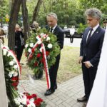 15.06.2020 Kielce. Złożenie wieńców pod pomnikiem 2 Pułku Artylerii Lekkiej Legionów przy ulicy Kusocińskiego. Wojewoda Zbigniew Koniusz i senator Krzysztof Słoń / Jarosław Kubalski / Radio Kielce