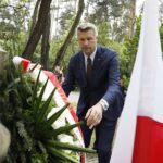 15.06.2020 Kielce. Złożenie wieńców pod pomnikiem 2 Pułku Artylerii Lekkiej Legionów przy ulicy Kusocińskiego. Prezydent Kielc Bogdan Wenta / Jarosław Kubalski / Radio Kielce